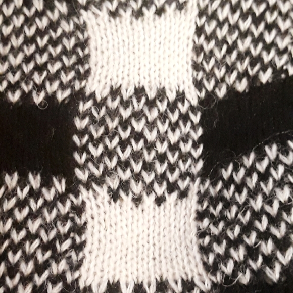 TPO Checkered Wool Blend Mittens with Sherpa Lining + Knit Snowflake Bag - Picture 6 of 12